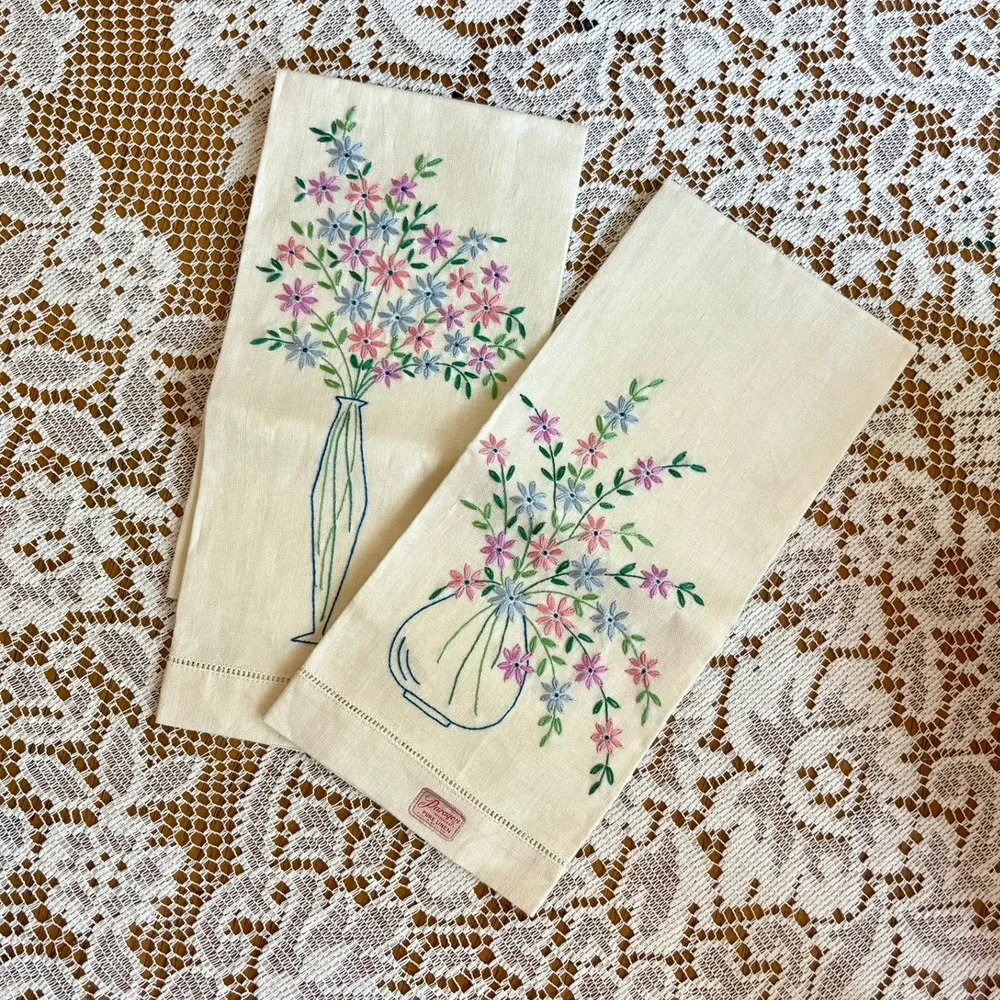 Vintage Paragon Needlecraft Pure Linen Hand Embroidered Guest Towels Set of 2